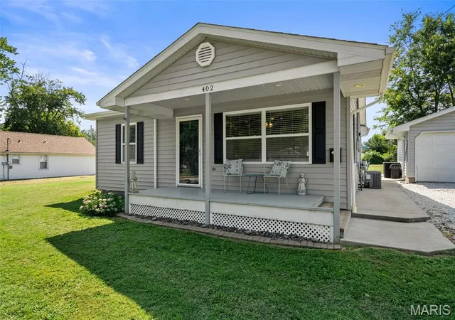 Photo 4 of Single family home for sale at 402 Fremont St, Jerseyville, IL 62052 | MLS# MIS26058038 | Listing updated on 2026-09-16