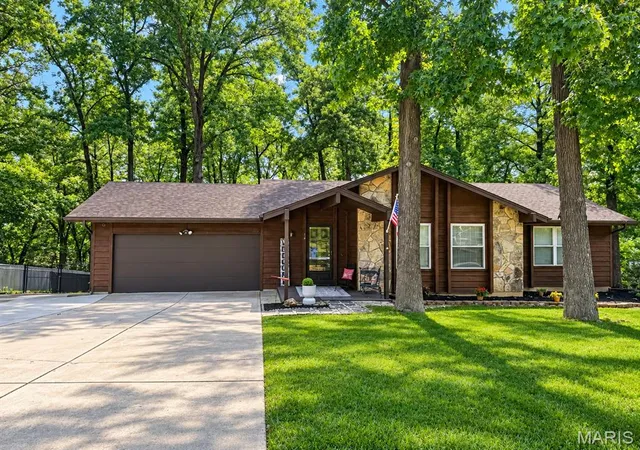 Photo 1 of Single family home for sale at 14 Cedarview Ct, Saint Charles, MO 63303 | MLS# MIS26058076 | Listing updated on 2026-10-07
