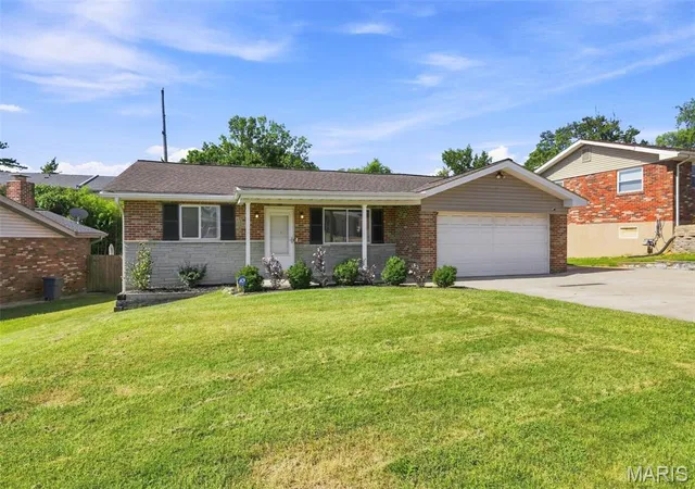 Photo 1 of Sale Pending at 1212 Victory Dr, Saint Louis, MO 63125 | MLS# MIS26058102 | Listing updated on 2026-09-14