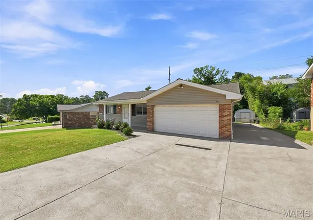 Photo 2 of Sale Pending at 1212 Victory Dr, Saint Louis, MO 63125 | MLS# MIS26058102 | Listing updated on 2026-09-14