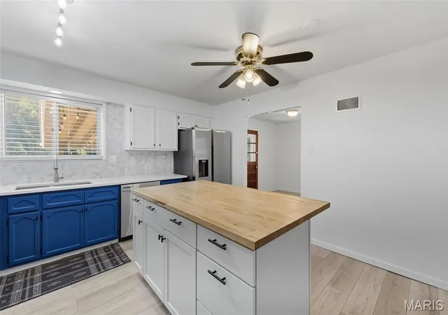 Photo 4 of Sale Pending at 1212 Victory Dr, Saint Louis, MO 63125 | MLS# MIS26058102 | Listing updated on 2026-09-14