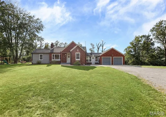 Photo 1 of Single family home for sale at 1501 Woods Ln, Centralia, IL 62801 | MLS# MIS26058106 | Listing updated on 2026-10-06