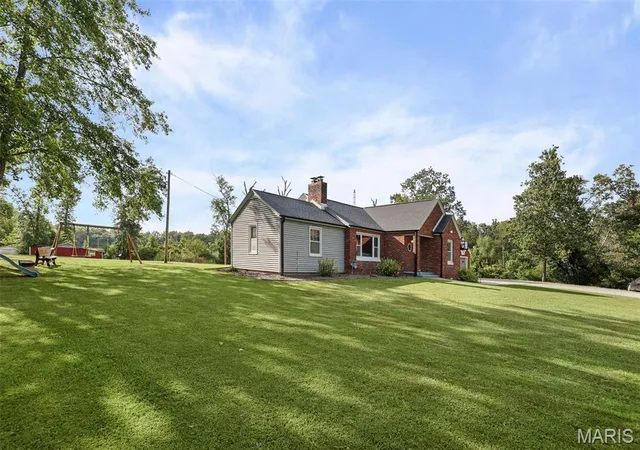 Photo 3 of Single family home for sale at 1501 Woods Ln, Centralia, IL 62801 | MLS# MIS26058106 | Listing updated on 2026-10-06