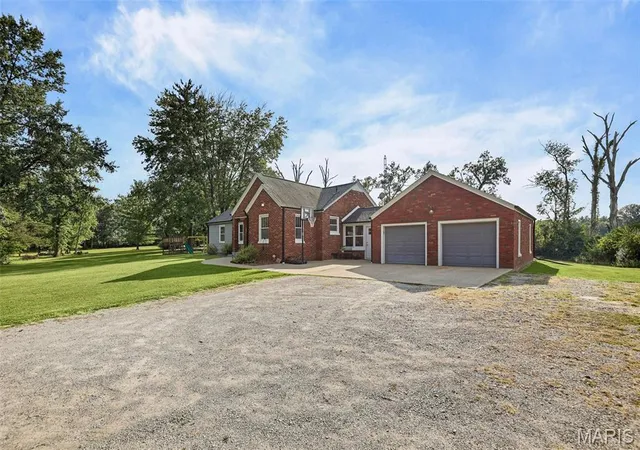 Photo 3 of Single family home for sale at 1501 Woods Ln, Centralia, IL 62801 | MLS# MIS26058106 | Listing updated on 2026-10-06