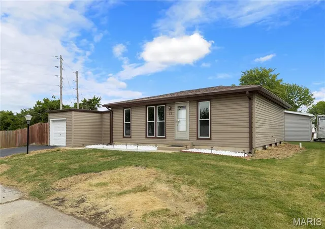 Photo 2 of Single family home for sale at 32 Plum Tree Dr, Saint Peters, MO 63376 | MLS# MIS26058128 | Listing updated on 2026-09-14