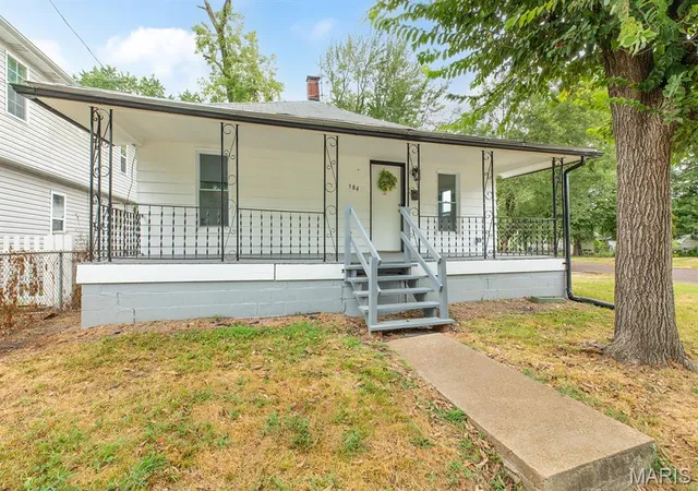 Photo 1 of Single family home for sale at 304 S Pence St, East Alton, IL 62024 | MLS# MIS26058140 | Listing updated on 2026-09-11
