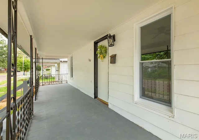 Photo 3 of Single family home for sale at 304 S Pence St, East Alton, IL 62024 | MLS# MIS26058140 | Listing updated on 2026-09-11