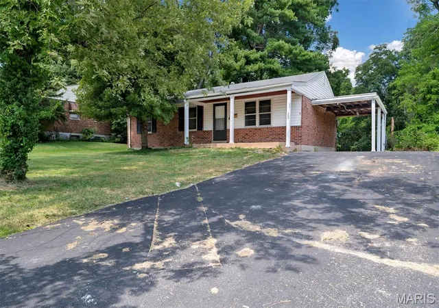 Photo 2 of Single family home for sale at 705 Palace Ct, Saint Louis, MO 63135 | MLS# MIS26058151 | Listing updated on 2026-09-10