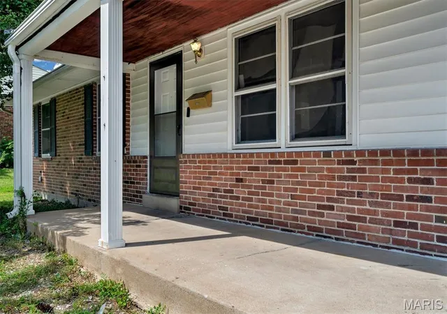 Photo 3 of Single family home for sale at 705 Palace Ct, Saint Louis, MO 63135 | MLS# MIS26058151 | Listing updated on 2026-09-10