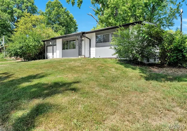Photo 3 of Sale Pending at 1533 Chesley Dr, Saint Louis, MO 63136 | MLS# MIS26058163 | Listing updated on 2026-10-07