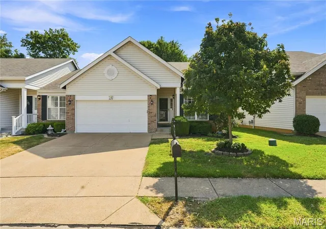 Photo 1 of Sale Pending at 3215 Country Holw Dr, Saint Louis, MO 63129 | MLS# MIS26058170 | Listing updated on 2026-09-14