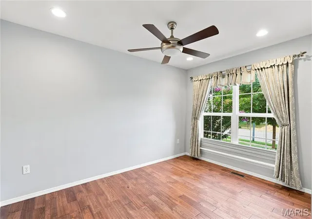 Photo 2 of Sale Pending at 3215 Country Holw Dr, Saint Louis, MO 63129 | MLS# MIS26058170 | Listing updated on 2026-09-14