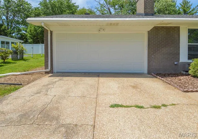 Photo 3 of Single family home for sale at 37 Hemlock Dr, Belleville, IL 62221 | MLS# MIS26058186 | Listing updated on 2026-10-05