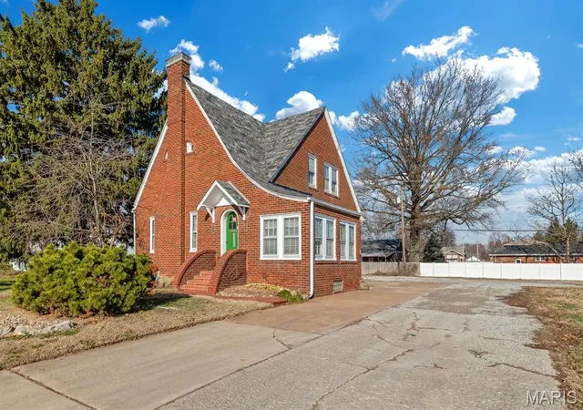 Photo 2 of Single family home for sale at 2335 Pontoon Rd, Granite City, IL 62040 | MLS# MIS26058188 | Listing updated on 2026-09-11