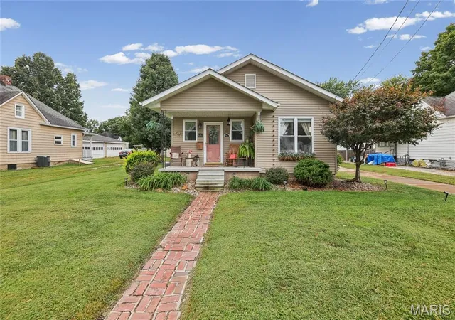 Photo 2 of Single family home for sale at 616 W Henry St, Staunton, IL 62088 | MLS# MIS26058221 | Listing updated on 2026-09-15