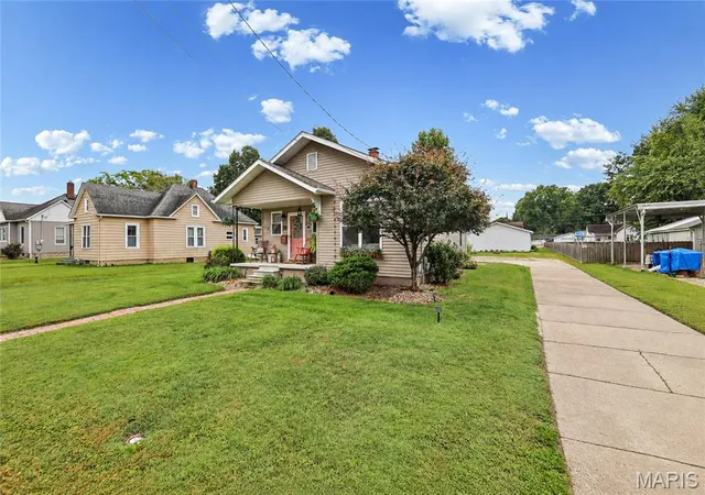 Photo 3 of Single family home for sale at 616 W Henry St, Staunton, IL 62088 | MLS# MIS26058221 | Listing updated on 2026-09-15