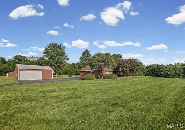 Photo 3 of Single family home for sale at 169 Heck Rd, Collinsville, IL 62234 | MLS# MIS26058261 | Listing updated on 2026-10-12