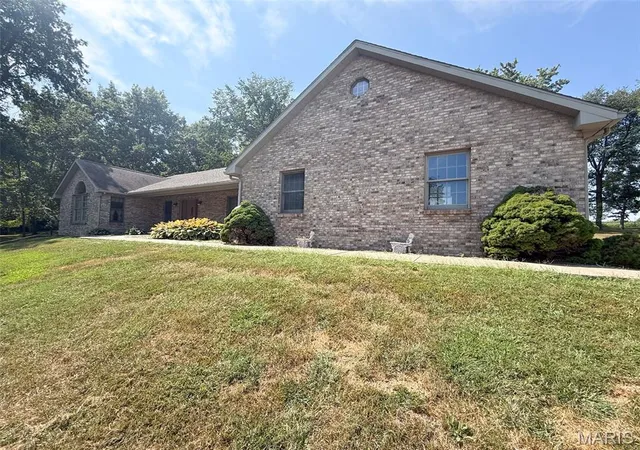 Photo 3 of Sale Pending at 25409 415th Street, Pittsfield, IL 62363 | MLS# MIS26058262 | Listing updated on 2026-09-15