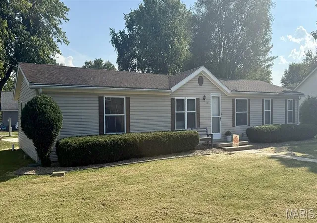 Photo 1 of Sale Pending at 1406 W Main St, Bowling Green, MO 63334 | MLS# MIS26058286 | Listing updated on 2026-10-07