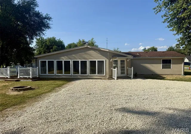 Photo 3 of Sale Pending at 1406 W Main St, Bowling Green, MO 63334 | MLS# MIS26058286 | Listing updated on 2026-10-07