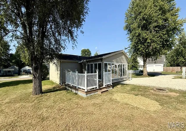 Photo 3 of Sale Pending at 1406 W Main St, Bowling Green, MO 63334 | MLS# MIS26058286 | Listing updated on 2026-10-07