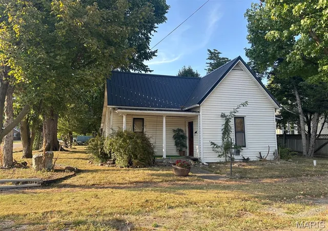 Photo 1 of Single family home for sale at 501 E Washington St, Vandalia, MO 63382 | MLS# MIS26058315 | Listing updated on 2026-09-09