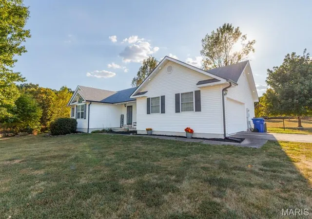 Photo 3 of Single family home for sale at 23123 Roselawn Dr, Lebanon, MO 65536 | MLS# MIS26058327 | Listing updated on 2026-09-11