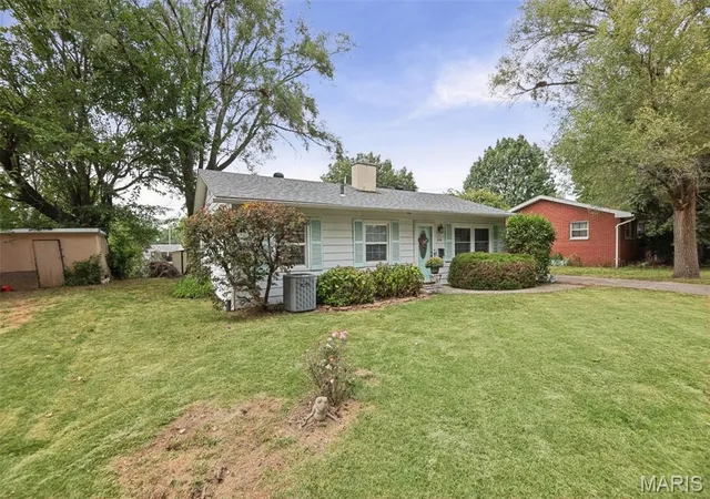 Photo 2 of Sale Pending at 258 Edwards St, Wood River, IL 62095 | MLS# MIS26058376 | Listing updated on 2026-10-02