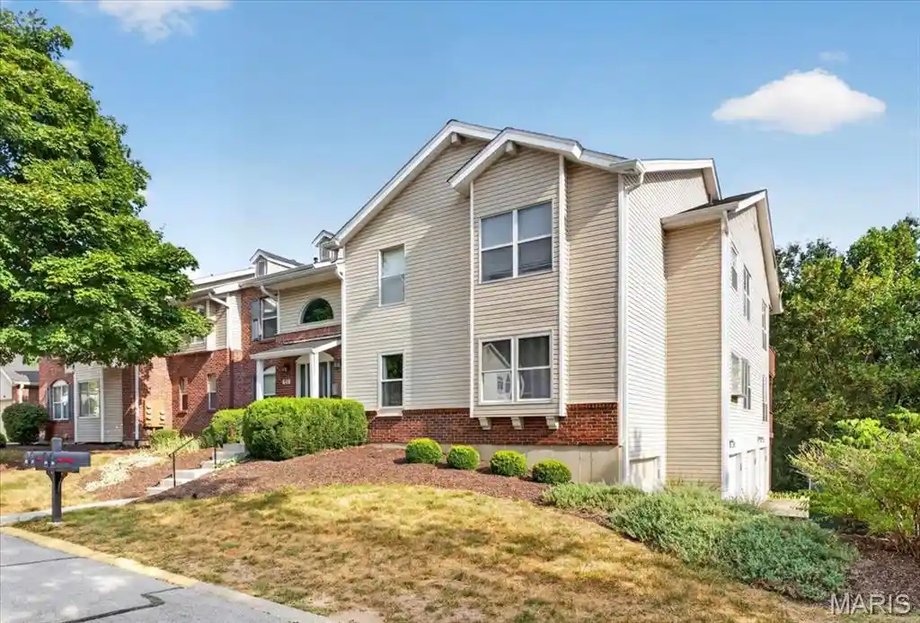 Listing Photo 2 - Condo for sale in 618 Pine Ridge Trails Ct located at 618 Pine Ridge Trails Ct, Ballwin, MO 63021 - Unit #203