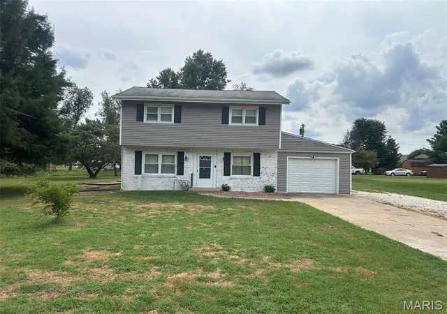 Photo 1 of Single family home for sale at 457 Jack Pine Dr, Carrollton, IL 62016 | MLS# MIS26058401 | Listing updated on 2026-09-14
