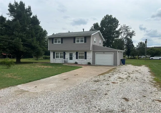 Photo 3 of Single family home for sale at 457 Jack Pine Dr, Carrollton, IL 62016 | MLS# MIS26058401 | Listing updated on 2026-09-14