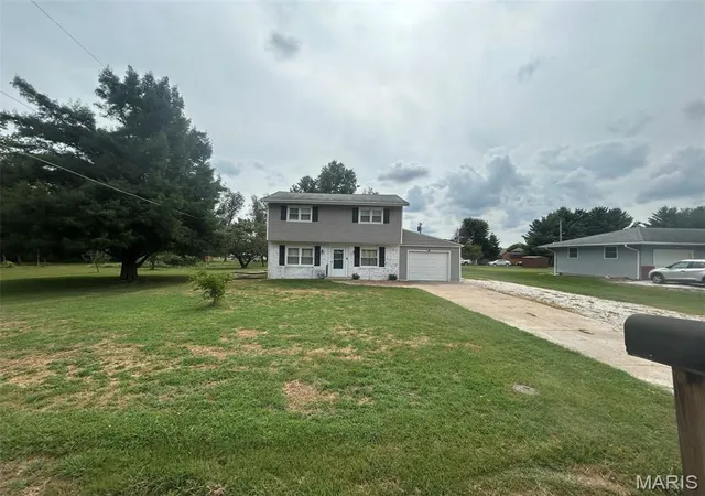 Photo 3 of Single family home for sale at 457 Jack Pine Dr, Carrollton, IL 62016 | MLS# MIS26058401 | Listing updated on 2026-09-14