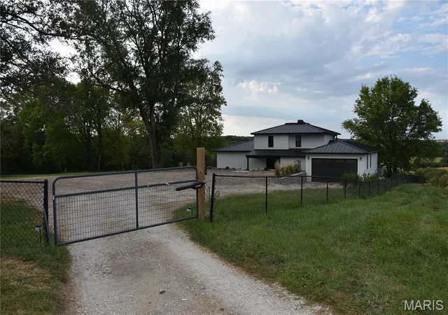 Photo 3 of Sale Pending at 7988 Elder Ln, Palmyra, MO 63461 | MLS# MIS26058411 | Listing updated on 2026-10-07