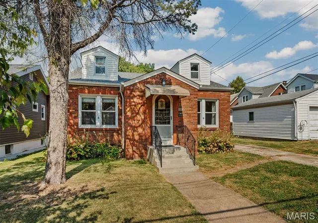 Photo 1 of Sale Pending at 5527 Ulena Ave, Saint Louis, MO 63116 | MLS# MIS26058442 | Listing updated on 2026-09-29