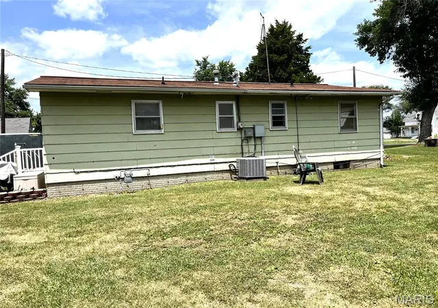 Photo 3 of Sale Pending at 310 W Olive St, Vandalia, MO 63382 | MLS# MIS26058464 | Listing updated on 2026-09-14