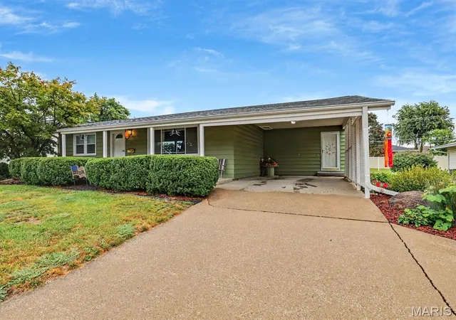 Single family home for sale at 1015 Easy St, Palmyra, MO 63461 | MLS# MIS26058466