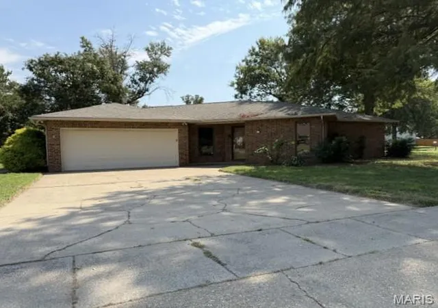 Single family home for sale at 202 N Brushwick Ave, Sikeston, MO 63801 | MLS# MIS26058467