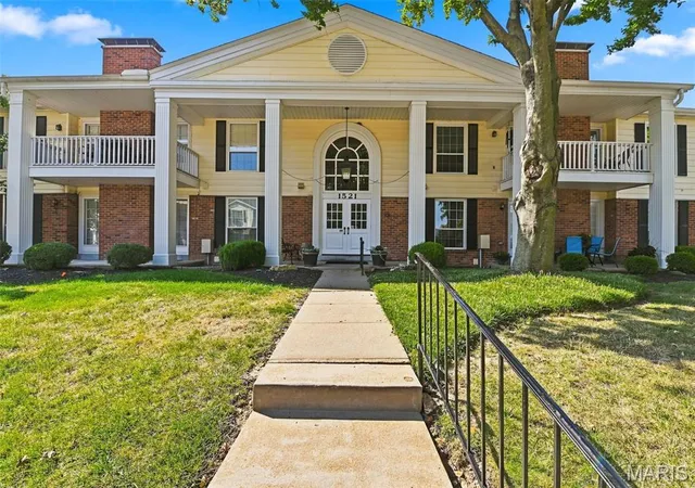 Condo for sale at 1521 Hedgeford Dr #16, Chesterfield, MO 63017 | MLS# MIS26058491