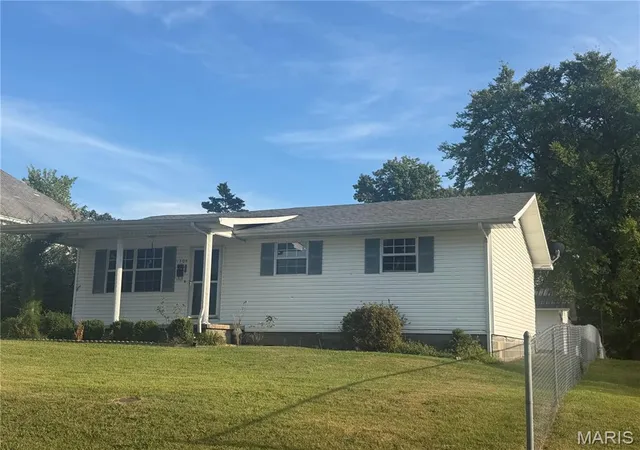 Photo 2 of Single family home for sale at 1302 Gardner St #1304, Poplar Bluff, MO 63901 | MLS# MIS26058520 | Listing updated on 2026-09-10