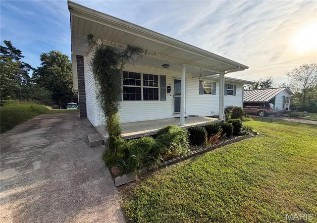 Photo 3 of Single family home for sale at 1302 Gardner St #1304, Poplar Bluff, MO 63901 | MLS# MIS26058520 | Listing updated on 2026-09-10