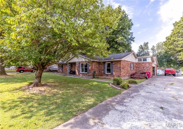 Photo 2 of Single family home for sale at 725 N West St, Sikeston, MO 63801 | MLS# MIS26058522 | Listing updated on 2026-09-10