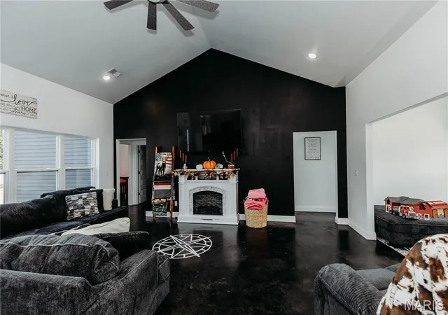 Photo 2 of Sale Pending at 25925 Springfield Rd, Waynesville, MO 65583 | MLS# MIS26058541 | Listing updated on 2026-10-02
