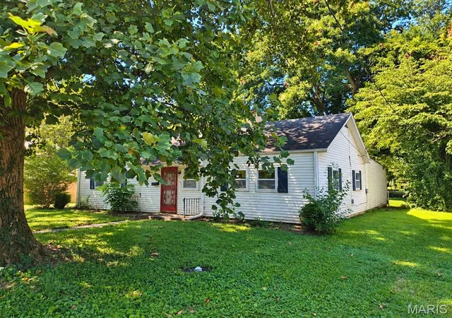 Photo 2 of Single family home for sale at 105 N 7th Street, Charleston, MO 63834 | MLS# MIS26058542 | Listing updated on 2026-09-10