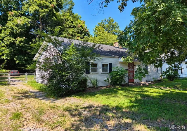 Photo 3 of Single family home for sale at 105 N 7th Street, Charleston, MO 63834 | MLS# MIS26058542 | Listing updated on 2026-09-10