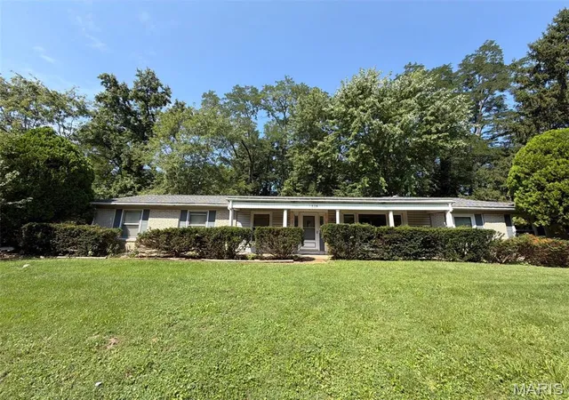 Photo 1 of Single family home for sale at 1525 Moonlight Dr, Saint Louis, MO 63135 | MLS# MIS26058553 | Listing updated on 2026-09-29