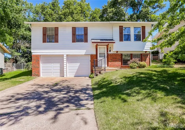 Photo 1 of Single family home for sale at 18 River Blf Dr, Saint Peters, MO 63376 | MLS# MIS26058623 | Listing updated on 2026-09-10