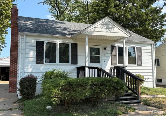 Photo 1 of Sale Pending at 41 Reasor Dr, Saint Louis, MO 63135 | MLS# MIS26058635 | Listing updated on 2026-09-15
