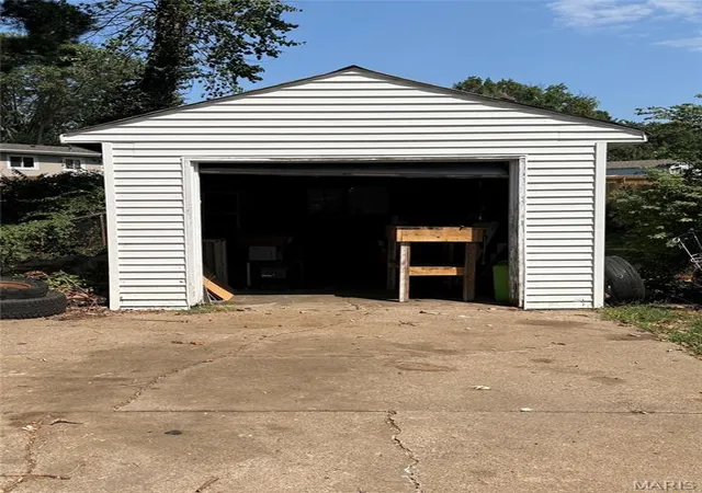 Photo 2 of Sale Pending at 41 Reasor Dr, Saint Louis, MO 63135 | MLS# MIS26058635 | Listing updated on 2026-09-15