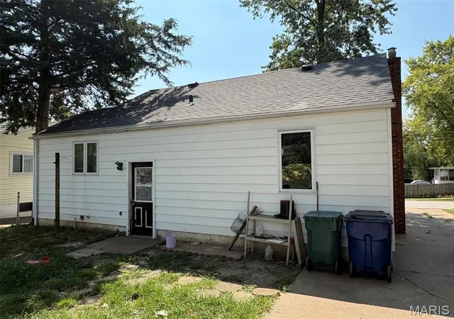 Photo 3 of Sale Pending at 41 Reasor Dr, Saint Louis, MO 63135 | MLS# MIS26058635 | Listing updated on 2026-09-15