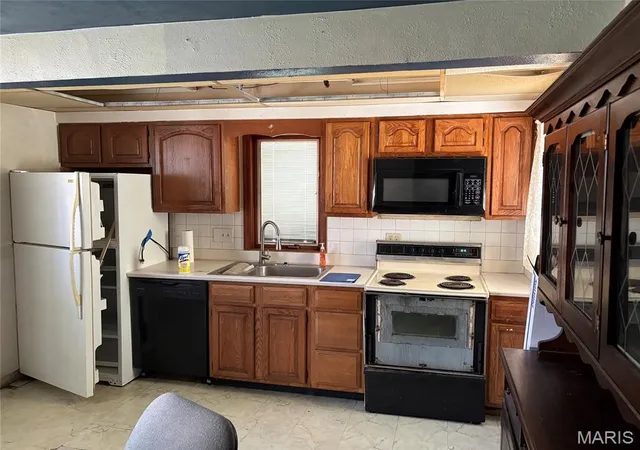 Photo 3 of Sale Pending at 41 Reasor Dr, Saint Louis, MO 63135 | MLS# MIS26058635 | Listing updated on 2026-09-15